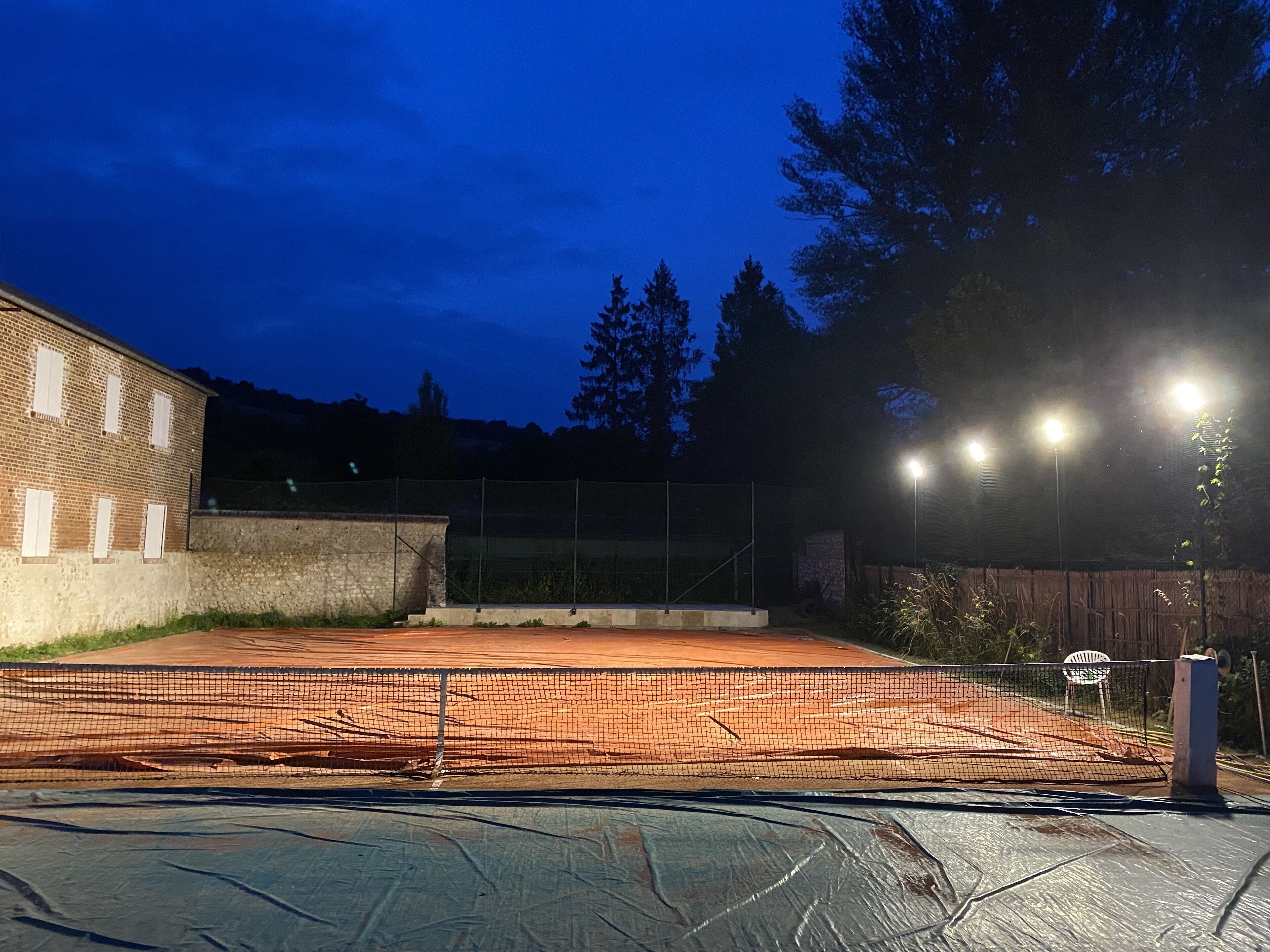  6 Chambres 6 Sbains 12/14 adultes et 6/8 enfants Tennis éclairé Terre battue 