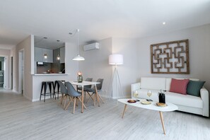 Dining - Nice beachfront apartment in Puerto Pollensa (Port de Pollença)