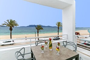 Outdoor dining - Nice beachfront apartment in Puerto Pollensa (Port de Pollença)