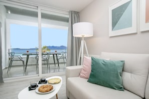 TV, DVD player - Nice beachfront apartment in Puerto Pollensa (Port de Pollença)
