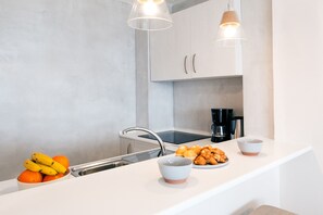 Refrigerador, microondas, horno y cafetera y tetera