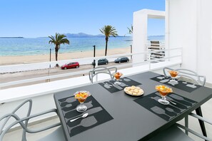 Outdoor dining - Nice beachfront apartment in Puerto Pollensa (Port de Pollença)