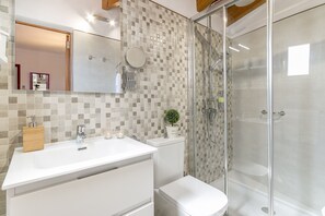 Shower, hair dryer, towels - Charming seafront apartment located in sa Marina, Alcudia (Alcúdia)