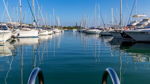 Una marina amb diverses embarcacions amarrades.