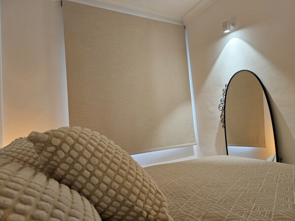 2 chambres, coffres-forts dans les chambres, fer et planche à repasser