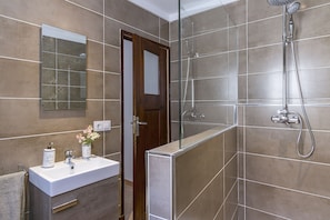 Dusche, Haartrockner, Handtücher