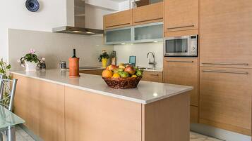 Een koelkast, een magnetron, een oven, een vaatwasser