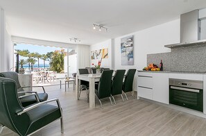 Fridge, microwave, oven, dishwasher - Seafront apartment in Alcudia beach (Port d´Alcudia)