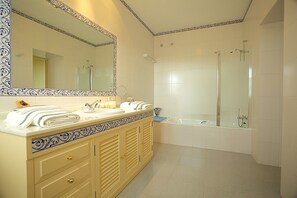 Badewanne, Haartrockner, Handtücher