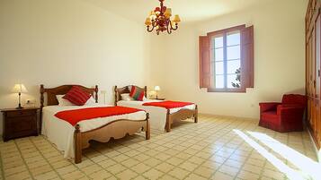 5 chambres, coffres-forts dans les chambres, fer et planche Ă repasser