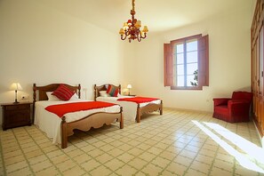 5 makuuhuonetta, tallelokero huoneessa, silitysrauta/-lauta