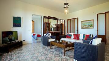 Een televisie en een open haard