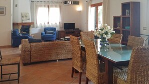 Dining - Villa located in a quiet urbanization surrounded by pine forests and mountains (Sa Pobla)