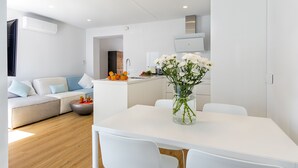 A modern apartment with a living area, kitchen, and dining space. - Urban style vacation home in S'Illot 5 minutes from Sa Coma and Cala Morlanda (S´illot-Cala morlanda)