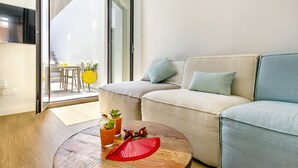 A modern living room with a sofa, a coffee table with drinks, and a view of the outdoors. - Urban style vacation home in S'Illot 5 minutes from Sa Coma and Cala Morlanda (S´illot-Cala morlanda)