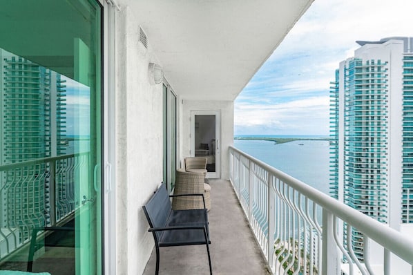 Property grounds - Stunning Clean 3BR APT @Brickell, Free Parking (Miami)