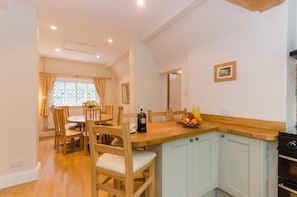Dining - Luxury Forest Lodge with Games Room in Idyllic Location - Dog friendly, sleeps 8 (Bramshaw, Lyndhurst)
