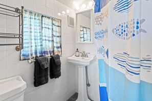 Shower, hair dryer, towels, soap - Beach Cottage, East Hampton (East Hampton)