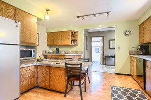 Fridge, microwave, oven, stovetop - Black Barrel Lodge (Lead)