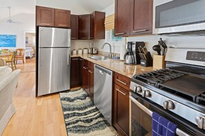 Refrigerador, microondas, horno y parrilla de estufa 