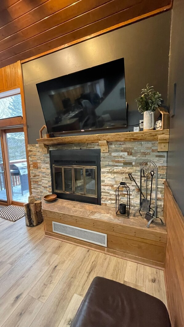 تلفزيون ذكي، مدفأة، تنس طاولة