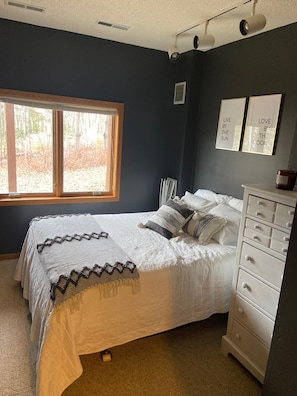 3 bedrooms, travel crib, free WiFi, bed sheets - Modern North Shore Retreat - Sleeps 8. (Lutsen)