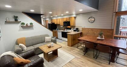 Ski-In/Ski-Out lodge near hiking/golf, restaurants, Lake Superior and sleeps 8.