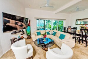 Smart TV - 6 Bdrs. Beach Front Luxury Villa in Tulum, Amazing  Holidays! (Q.R.)