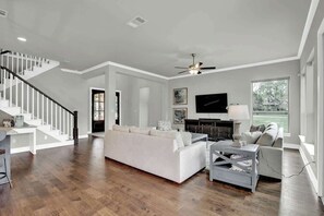 Smart TV, chimenea, mesa de ping pong, libros