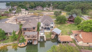 Una zona residencial con casas, un muelle y una extensión de agua.