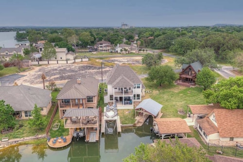 Stunning Luxury Lake Waterfront Home w/Fire pit!