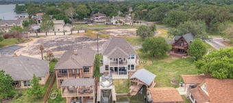 Stunning Luxury Lake Waterfront Home w/Fire pit!