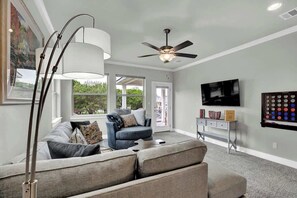 Smart TV, chimenea, tenis de mesa y libros