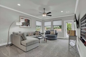 Smart TV, fireplace, ping pong, books