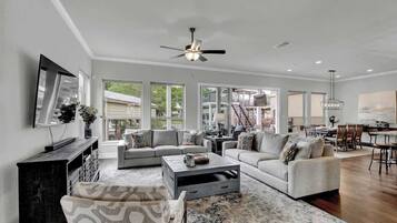 Smart TV, chimenea, tenis de mesa y libros