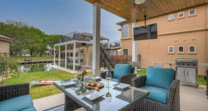 Stunning Luxury Lake Waterfront Home w/Fire pit!