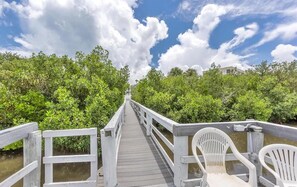 Property grounds - Kiawah Bay 103 gorgeous condo in a riverfront community with steps to the ocean! (New Smyrna Beach)