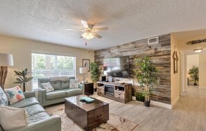 TV - Kiawah Bay 103 gorgeous condo in a riverfront community with steps to the ocean! (New Smyrna Beach)