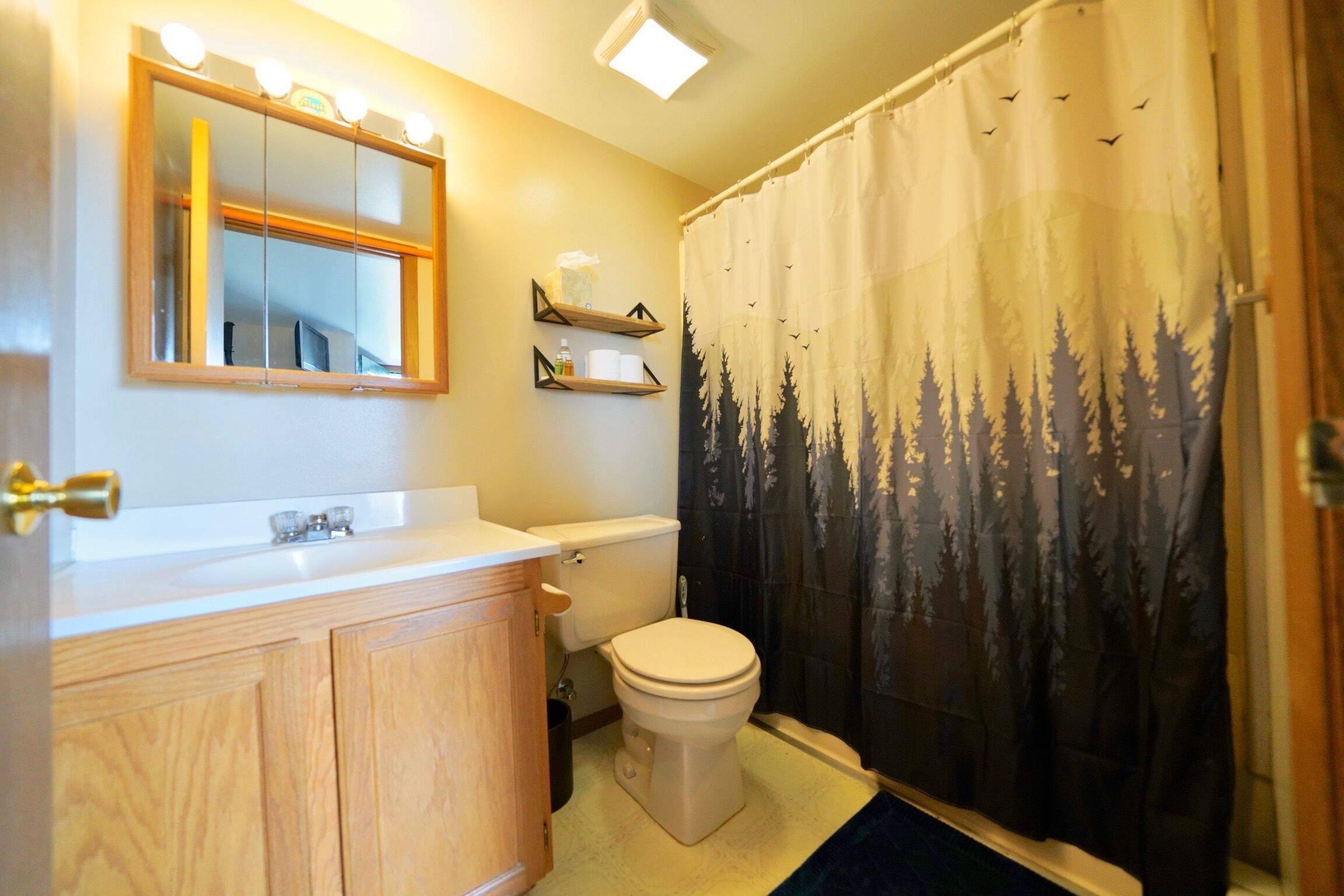 Flat Fish Lodge Sleeps 16. 7 Bedrooms and 6 bathroom.