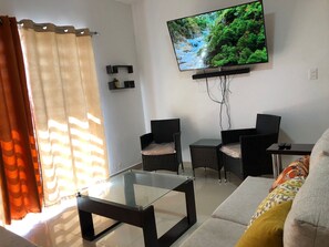 TV connectée, livres, chaîne hi-fi