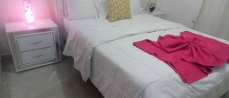 3 chambres, fer et planche à repasser, Wi-Fi, draps fournis