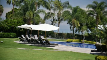 Piscina externa, espreguiçadeiras