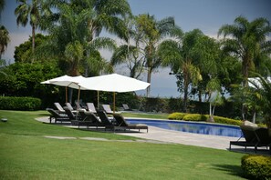 Outdoor pool, pool loungers - La Reserva Chapala Resort (Ajijic)