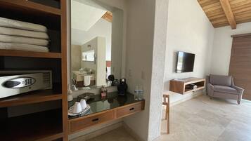 Habitación Deluxe | Baño | Regadera, regadera tipo lluvia, jabón, shampoo