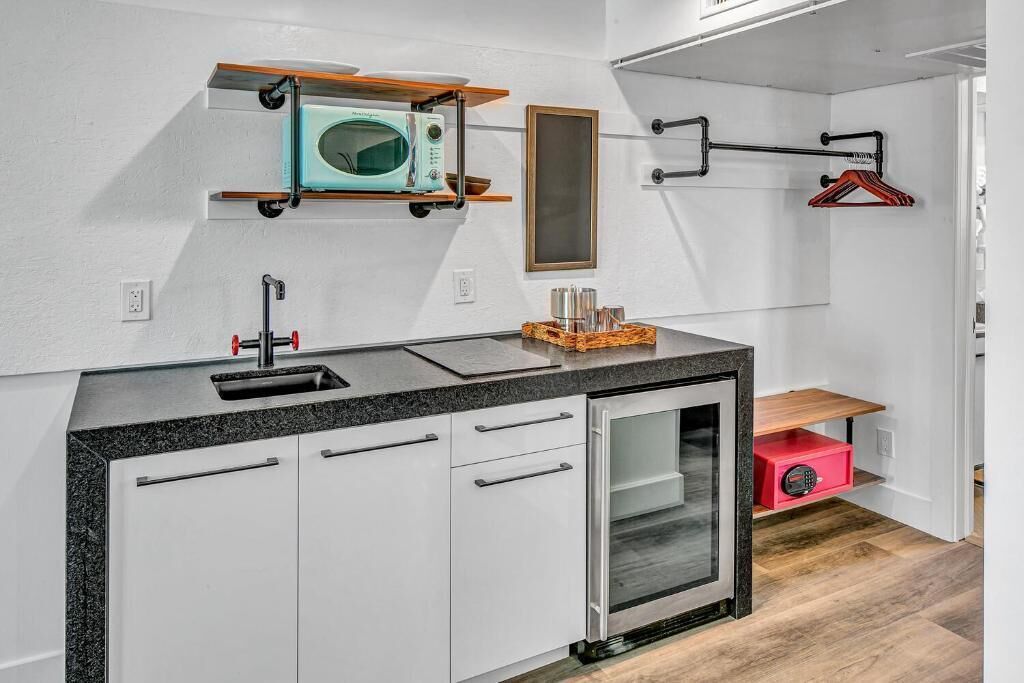 fridge, microwave, stovetop, coffee/tea maker