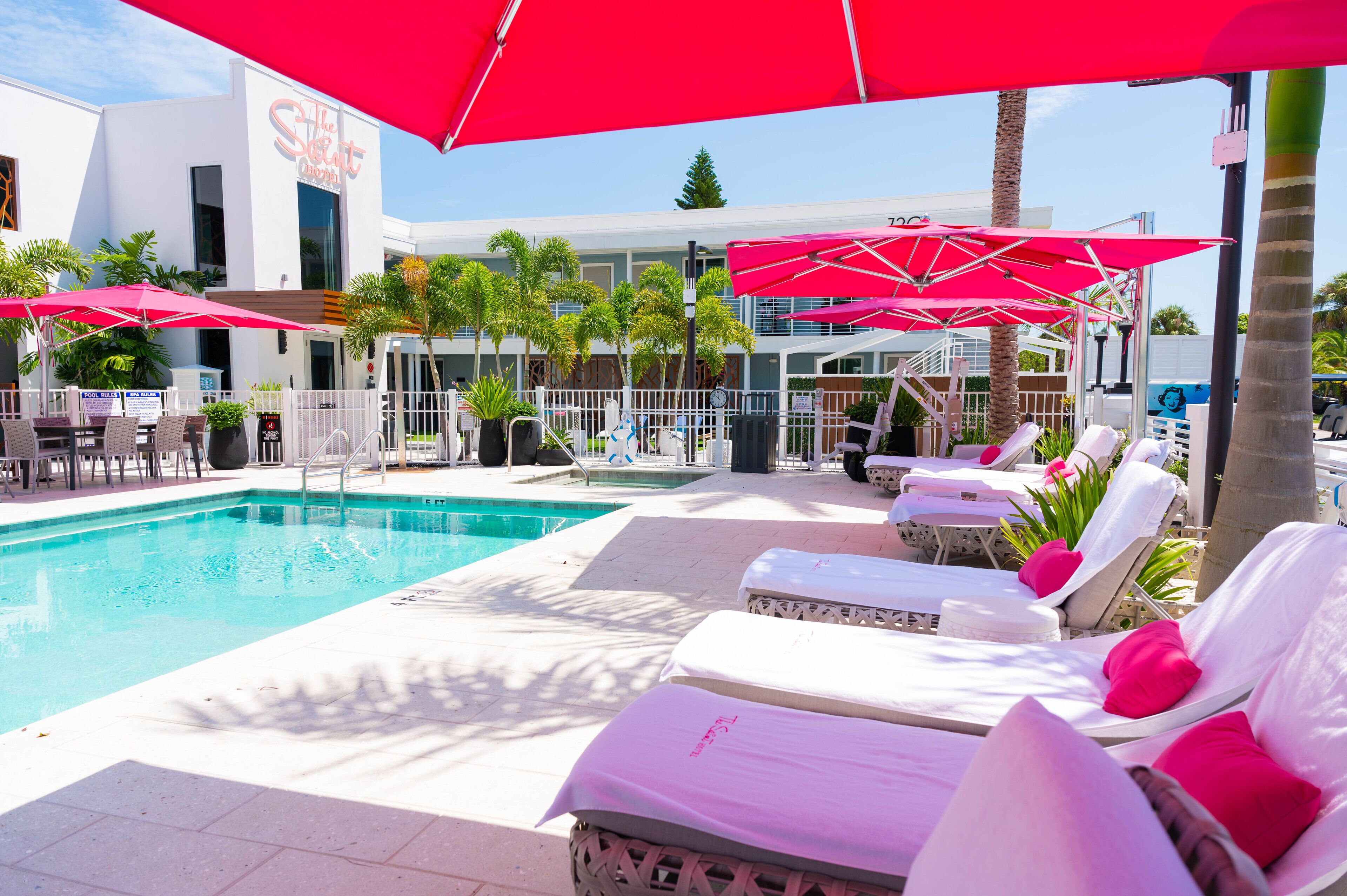 Kolam renang outdoor, dengan cabana (dengan biaya tambahan)