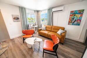 Suite, 1 soverom (King, Partial Ocean View) | Oppholdsområde | Flatskjerm-TV og strømmetjenester