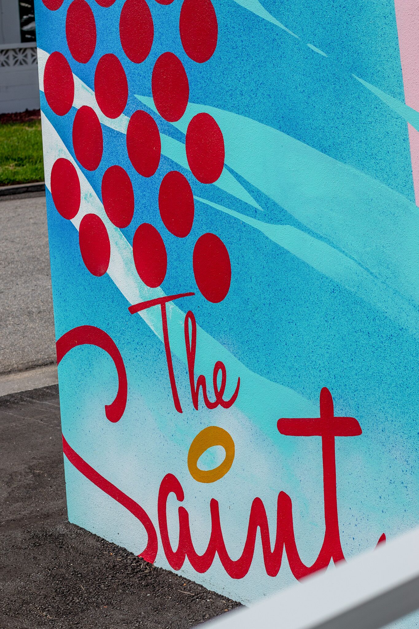 Un letrero colorido con el texto 'The Saint'.
