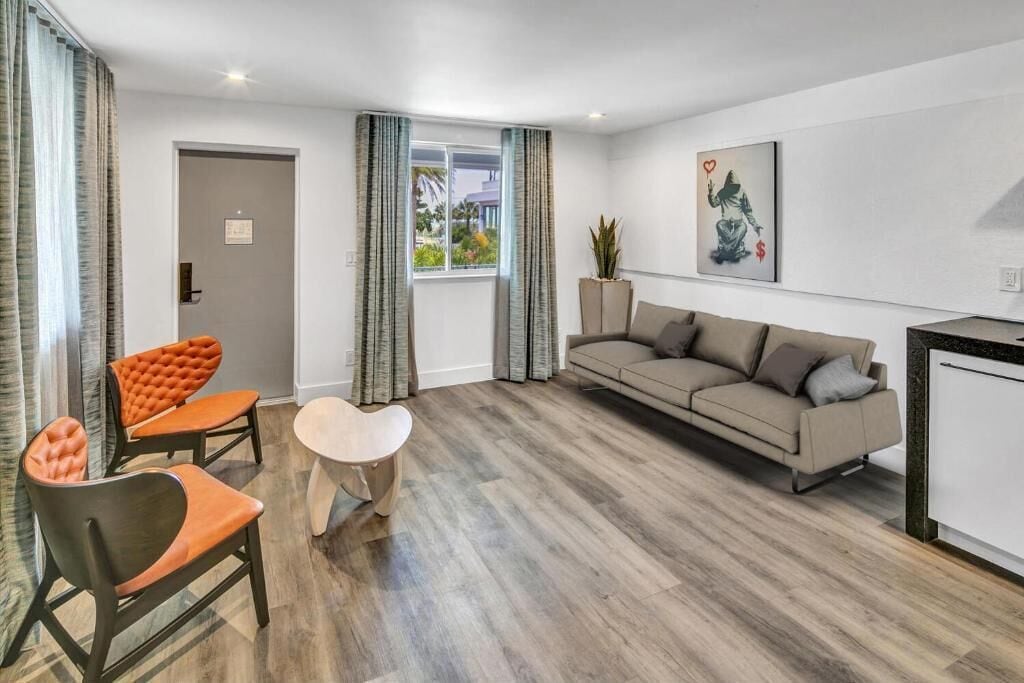 TV layar datar dan layanan streaming