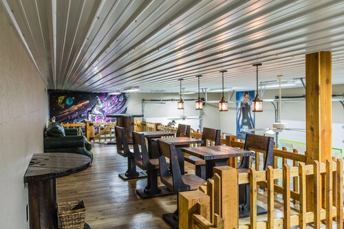 Lodge just off Indian Creek Perfect Getaway w Firepit, Hiking, Canoeing, Fishing